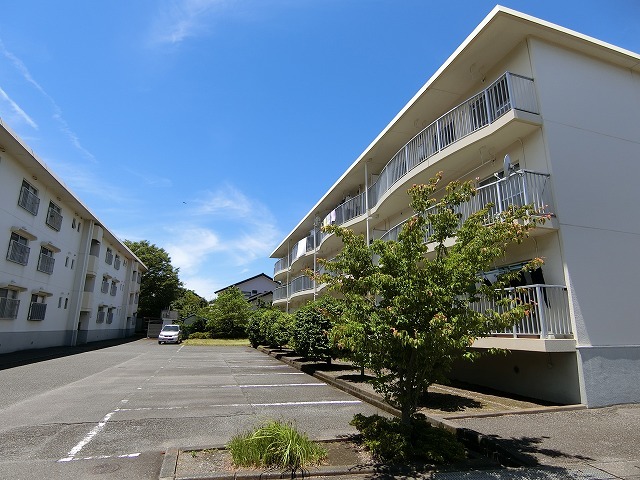 【富士市鈴川西町のマンションの駐車場】