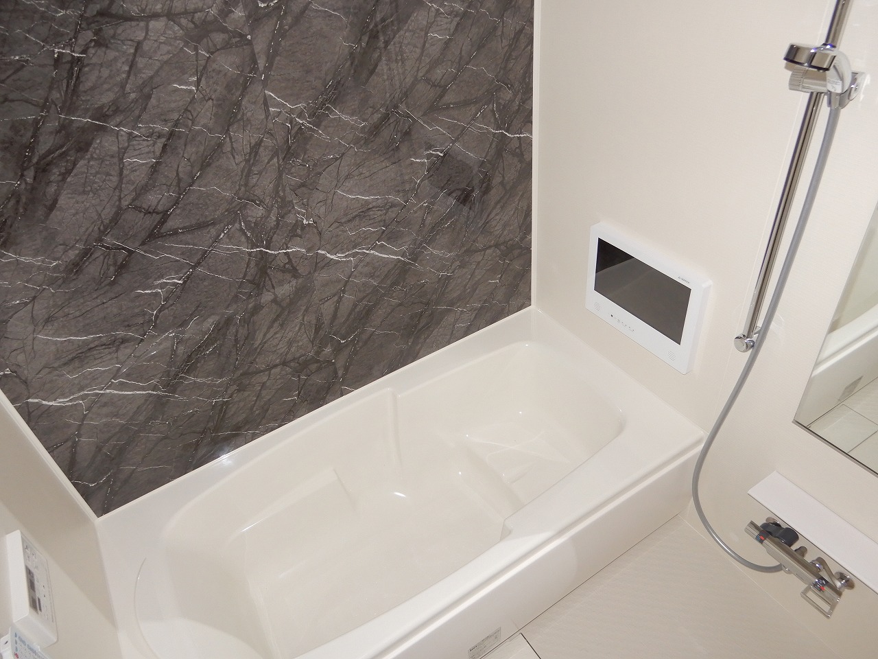 バス・シャワールーム　TV付・追い焚き機能・浴室乾燥機付き☆