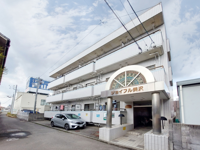 【松山市美沢のマンションの建物外観】