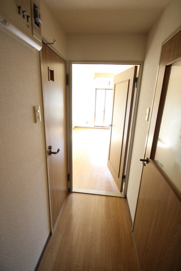 玄関　※別号室の写真です。