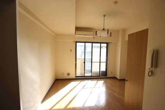 居室・リビング　※別号室の写真です。