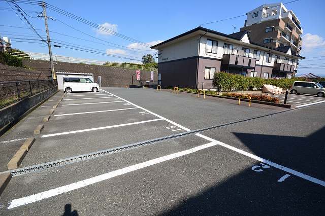 【筑紫野市光が丘のアパートの駐車場】