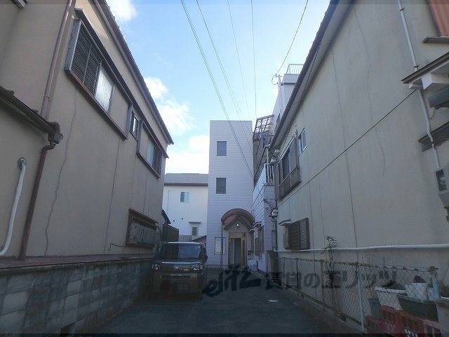 京都市右京区梅津中村町のアパートの建物外観