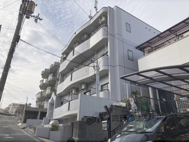 奈良市学園朝日町のマンションの建物外観