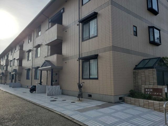 宝塚市鹿塩のアパートの建物外観