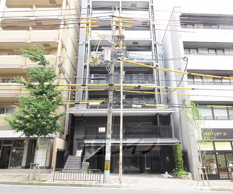 京都市山科区音羽役出町のマンションの建物外観