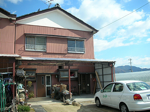 【岐阜市鷺山のアパートの建物外観】