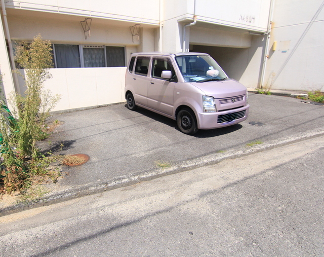 【松山市室町のマンションの駐車場】