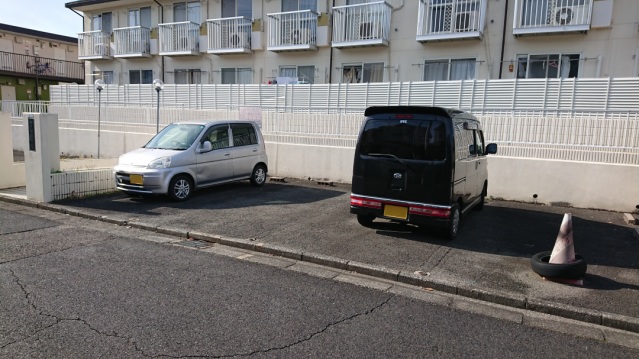 【生駒郡三郷町立野南のアパートの駐車場】