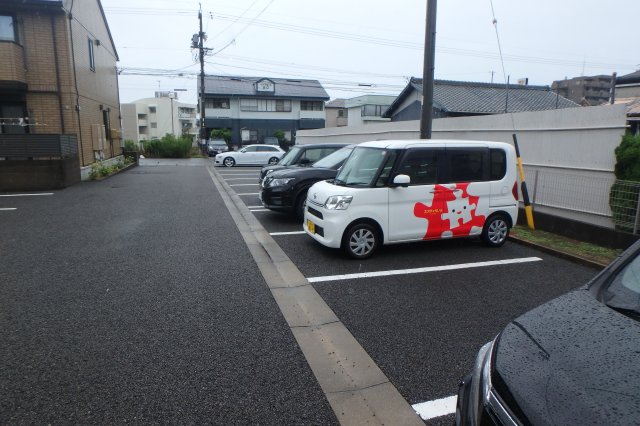 【ロジュマンB棟の駐車場】