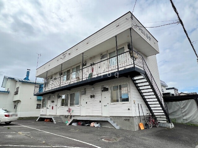 旭川市忠和三条のアパートの建物外観