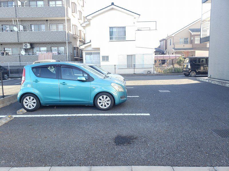 【春日部市緑町のマンションの駐車場】