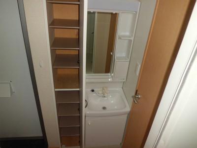 洗面設備　洗面台と下駄箱。