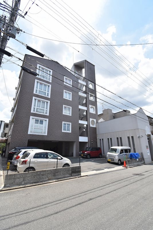 京都市伏見区深草西浦町３丁目のマンションの建物外観