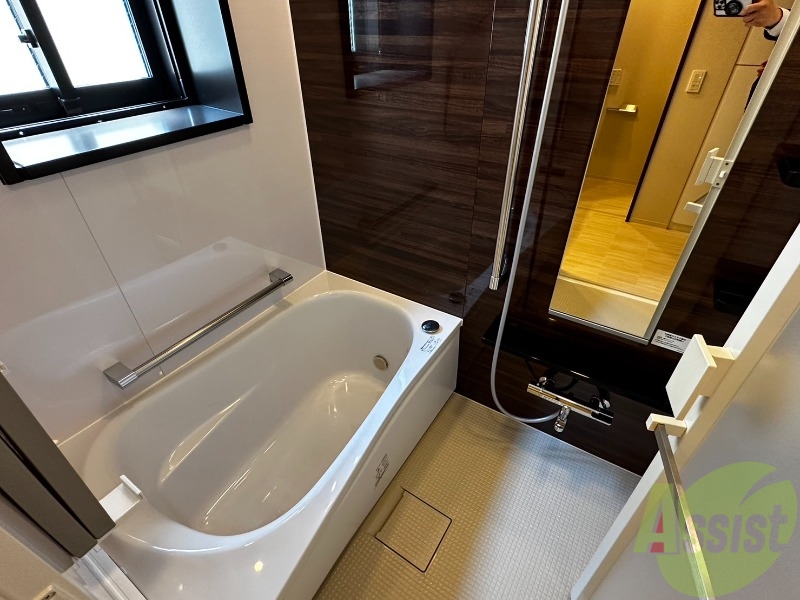 バス・シャワールーム　浴室です。バスタブが広くてゆったりできます。