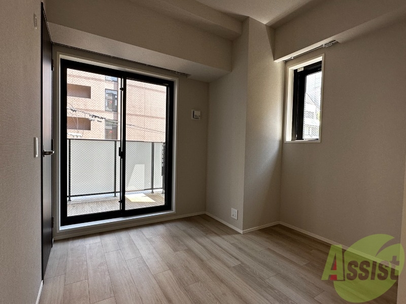 その他部屋・スペース　寝室には窓があるので、朝の目覚めが良さそうです。