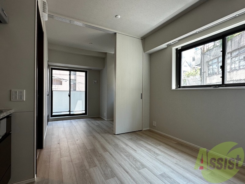 居室・リビング　フローリングの木目調と白い壁が落ち着きますね