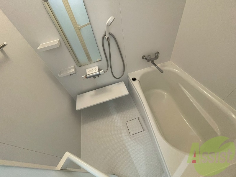 バス・シャワールーム　バスルームは狭すぎず、シャワーも浴びやすそうです。