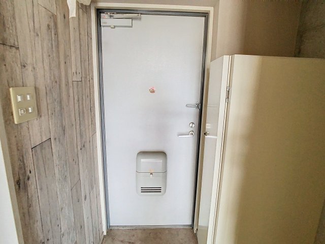 玄関　室内写真につきましては、同型モデルを掲載しておりますため、実