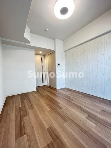 その他部屋・スペース　落ち着いた色調の寝室です