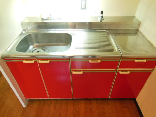 キッチン　同建物同号室の室内写真です。