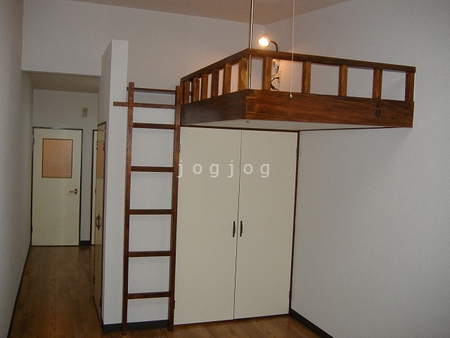 居室・リビング　内覧写真は違うお部屋の写真になります。