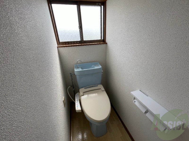 トイレ　温水洗浄付きの便座です。便利で使い勝手がいいですね。