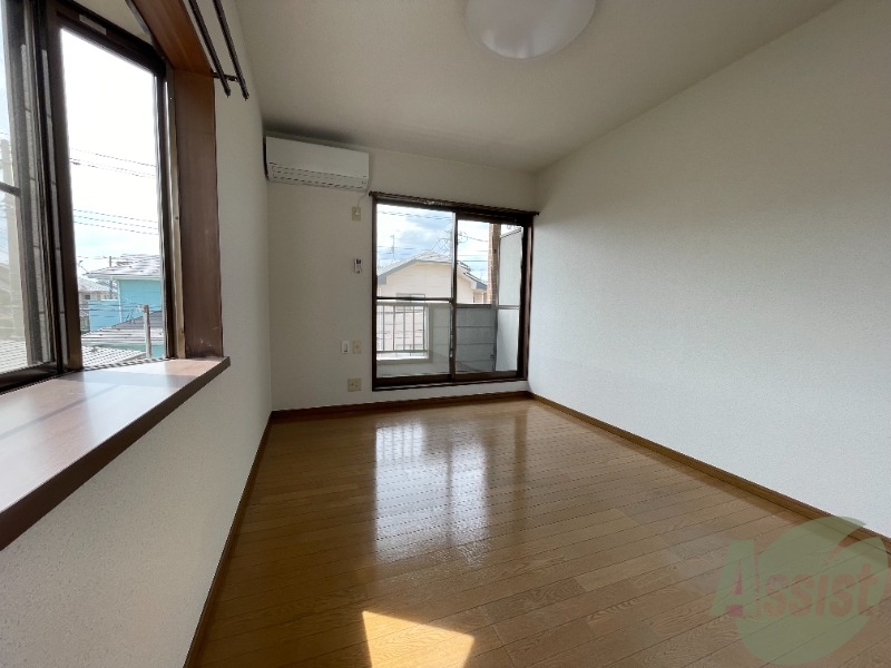 その他部屋・スペース　寝室のお写真です。陽の光が気持ちいいですね。