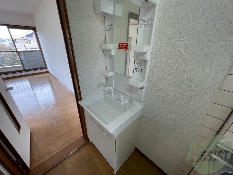 洗面設備　独立洗面台です。用途に合わせて使うことが出来ますね。