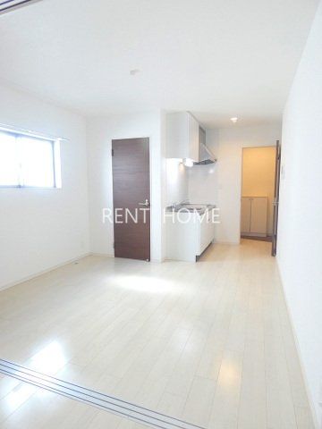 居室・リビング　白基調のリビングです。