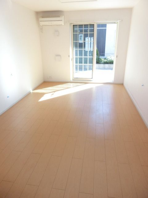 居室・リビング　広々明るいリビングです！