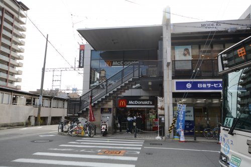 飲食店　マクドナルド甲東園駅前店（飲食店）まで88m