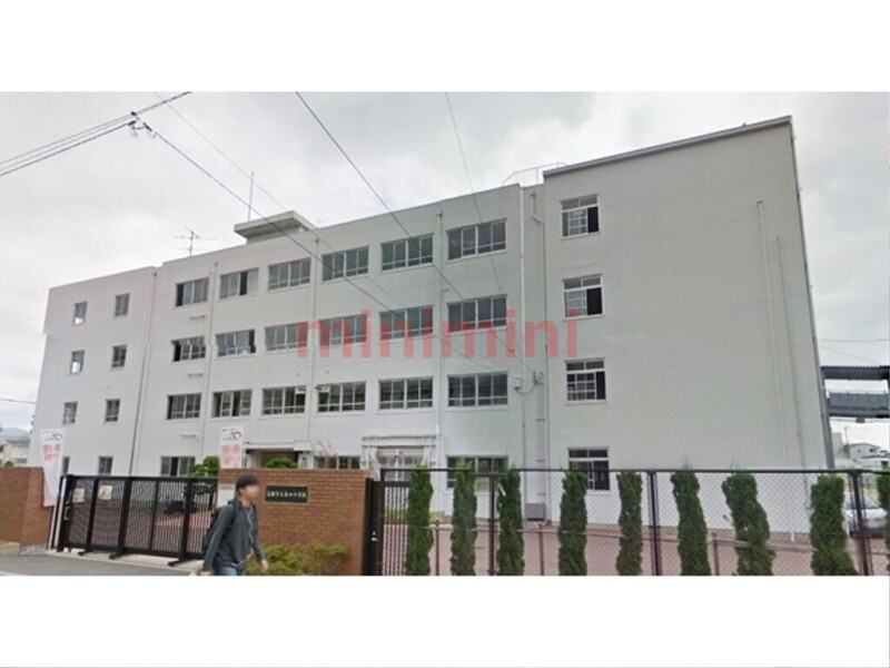 中学校　高槻市立第四中学校（中学校）まで77m