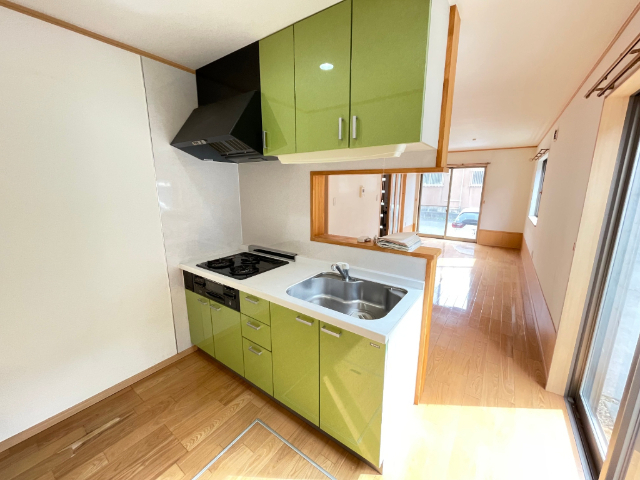 キッチン　３口コンロ付きのシステムキッチンです