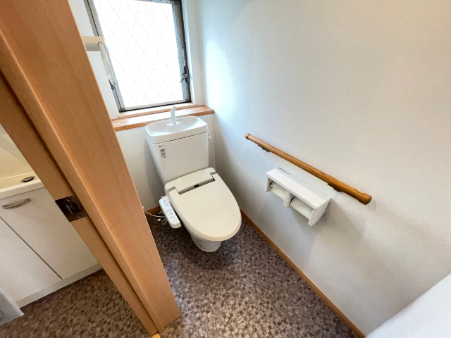 トイレ　窓があり明るいトイレです