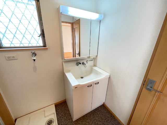 洗面設備　三面鏡付きの洗面台です