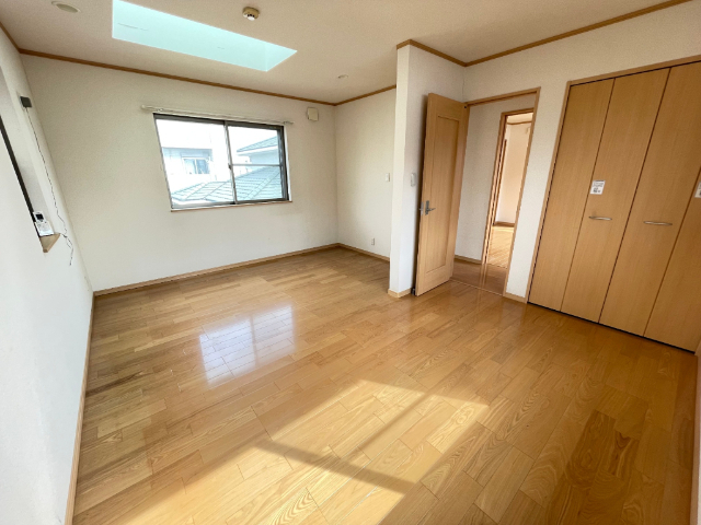 その他部屋・スペース　天窓があり明るい洋室です