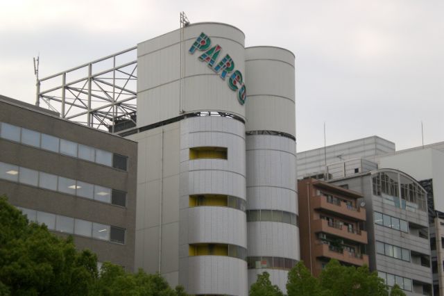 コンビニ　パルコ東館（コンビニ）まで1000m