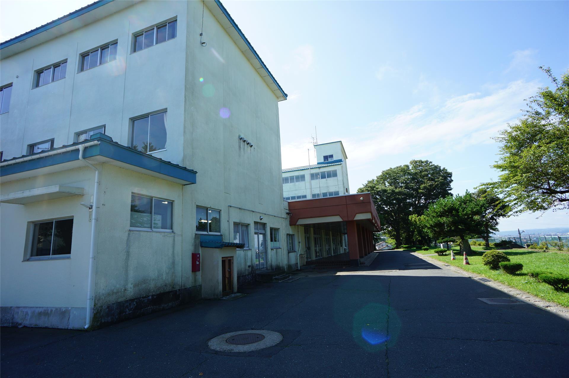 中学校　八戸市立鮫中学校（中学校）まで593m