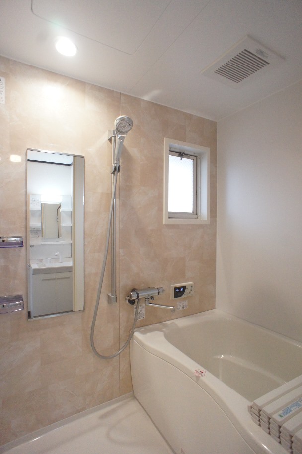 バス・シャワールーム　追焚き機能付給湯～窓あります！