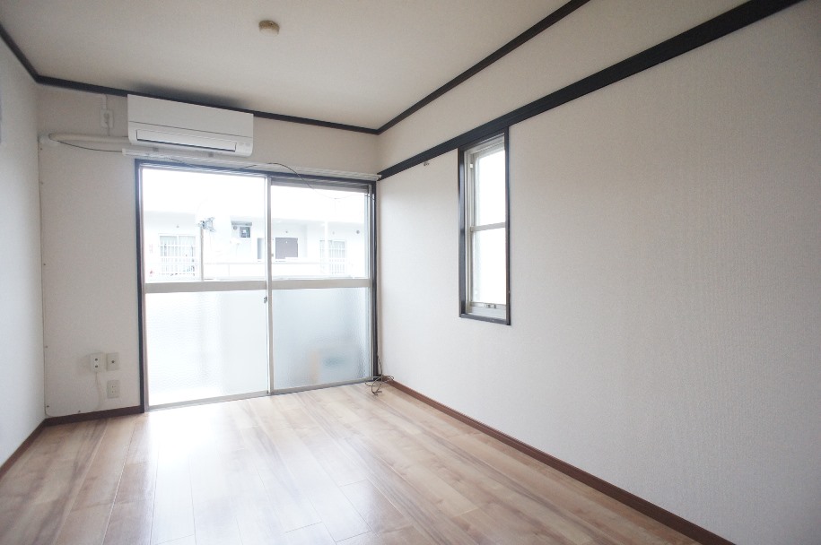 居室・リビング　洋室５.４帖！エアコン付き！角部屋のため２面採光！