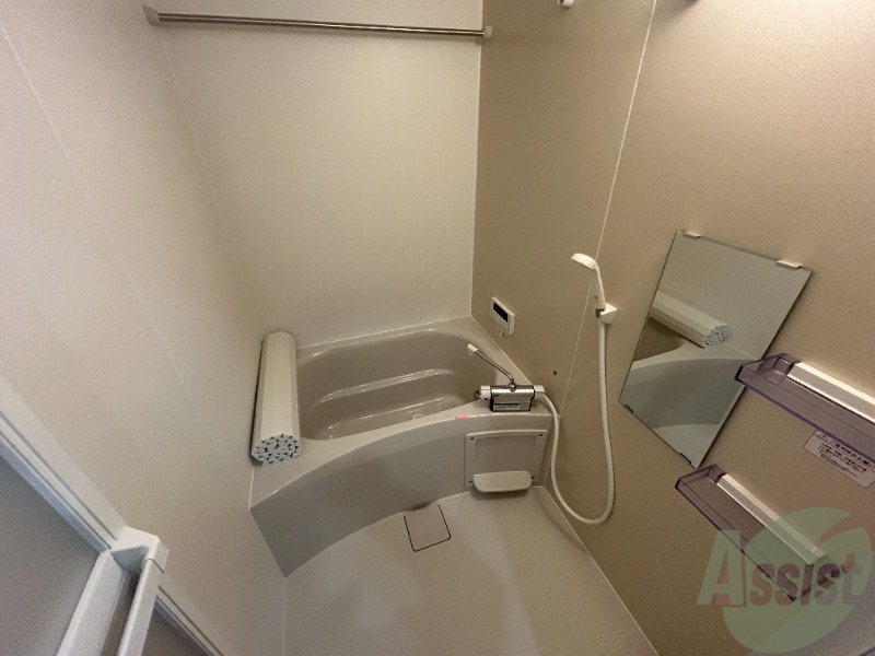 バス・シャワールーム　浴室は狭すぎず、シャワーも浴びやすそうです。