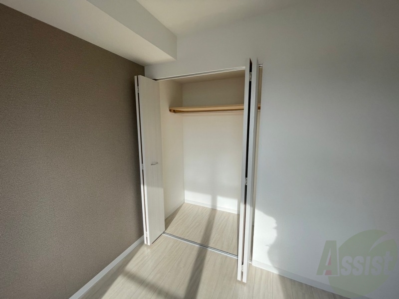 収納　こちらの収納にはハンガーをかけて服もしまえますね。