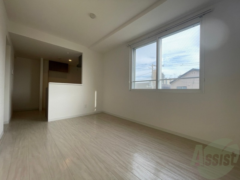 居室・リビング　リビングは白を基調としていて明るい印象ですね！