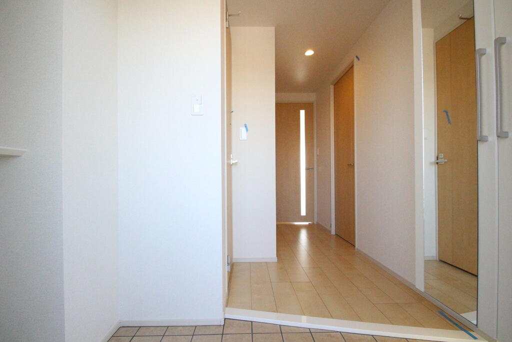 玄関　同建物別号室　素敵な木目調のピカピカ！フローリング！