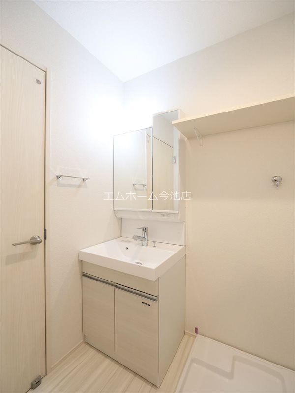 洗面設備　脱衣所　独立洗面台（シャンプードレッサー付）同仕様写真