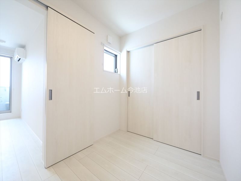 その他部屋・スペース　洋室4.0帖　収納スペース充実しています　同仕様写真