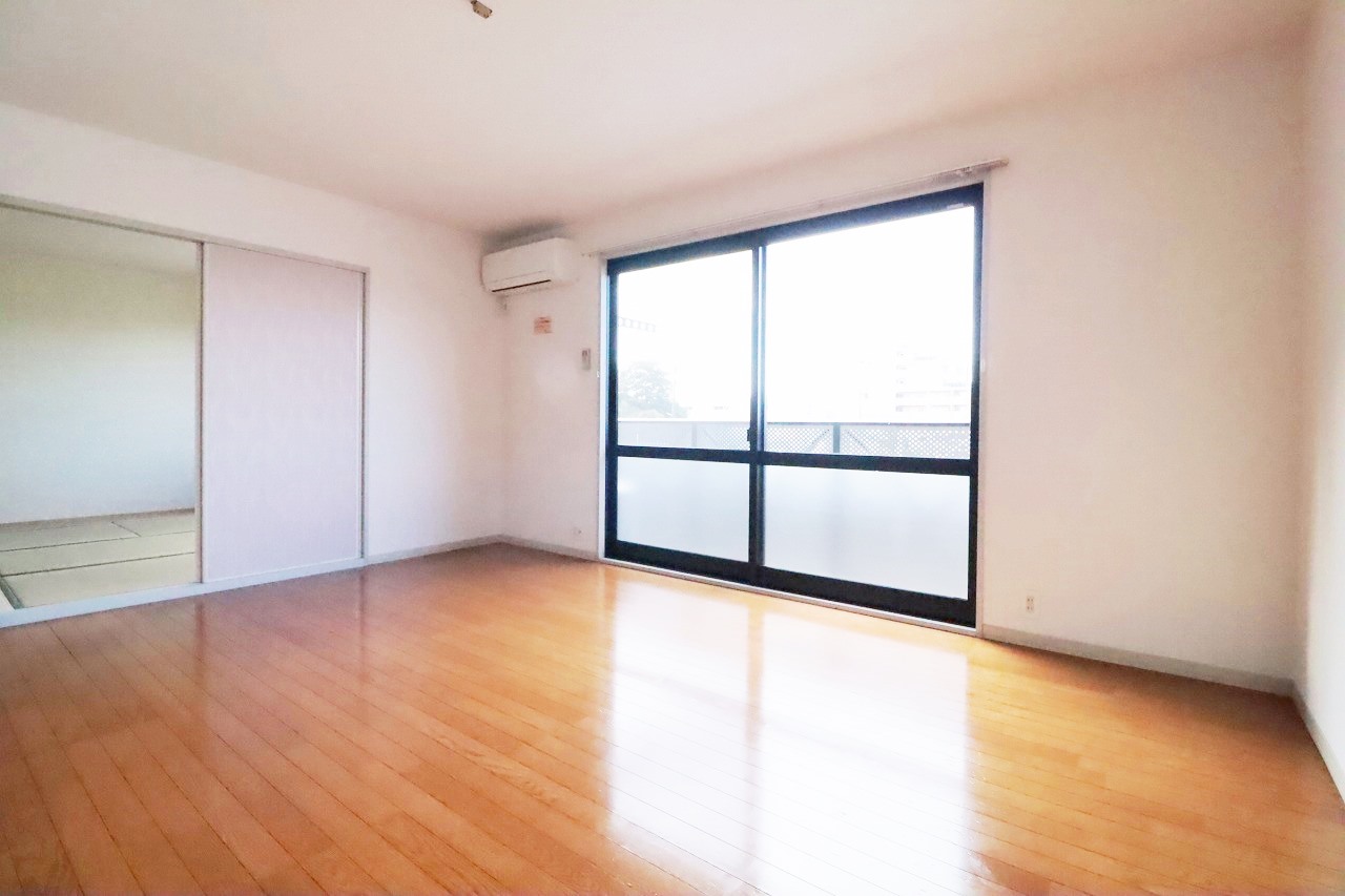 居室・リビング　こちらのリビングで趣味の時間をお楽しみください