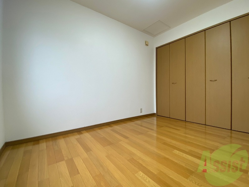 その他部屋・スペース　寝室はこちらです。光が差し込む、温かみのあるお部屋です。