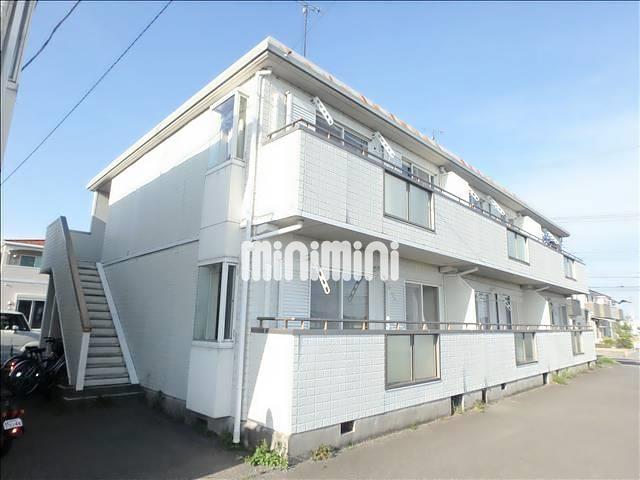 建物外観　白を基調としたシンプルなデザインが青空に映える外観。